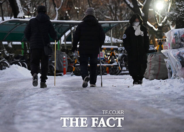 화요일인 13일은 새벽에 중부지방을 중심으로 비 또는 눈이 내리는 곳이 있겠다. 또한 경기북부내륙과 강원내륙·산지에는 많은 눈이 내리는 곳이 있겠다. /이새롬 기자