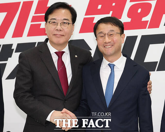 한병도 더불어민주당 신임 원내대표와 송언석 국민의힘 원내대표가 12일 오후 서울 여의도 국회에서 만나 악수를 하고 있다. 왼쪽부터 유상범 국민의힘 원내수석부대표, 송 원내대표, 한 원내대표, 천준호 더불어민주당 원내수석부대표. /국회=배정한 기자