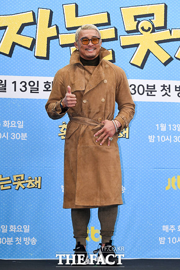 방송인 전현무와 개그우먼 이수지, 배우 이세희, 방송인 추성훈(왼쪽부터)이 12일 오후 서울 마포구 상암 스탠포드 호텔에서 열린 JTBC 신규 예능 ‘혼자는 못 해’ 제작발표회에 참석해 포즈를 취하고 있다. /서예원 기자