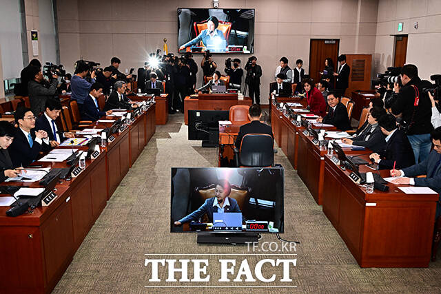 국회 법제사법위원회 안건조정위원회가 통일교·신천지 특검법에 대해 추가 논의를 이어가기로 결정했다. 사진은 7일 국회에서 열린 법제사법위원회 전체회의. /배정한 기자