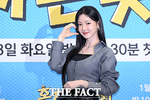 방송인 전현무와 개그우먼 이수지, 배우 이세희, 방송인 추성훈(왼쪽부터)이 12일 오후 서울 마포구 상암 스탠포드 호텔에서 열린 JTBC 신규 예능 ‘혼자는 못 해’ 제작발표회에 참석해 포즈를 취하고 있다. /서예원 기자