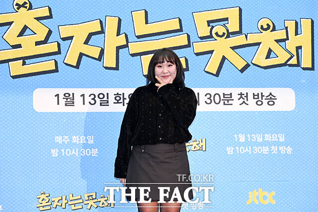개그우먼 이수지가 12일 오후 서울 마포구 상암 스탠포드 호텔에서 열린 JTBC 신규 예능 ‘혼자는 못 해’ 제작발표회에 참석해 포즈를 취하고 있다. /서예원 기자
