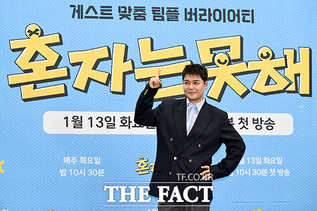 방송인 전현무가 12일 오후 서울 마포구 상암 스탠포드 호텔에서 열린 JTBC 신규 예능 ‘혼자는 못 해’ 제작발표회에 참석해 포즈를 취하고 있다. /서예원 기자