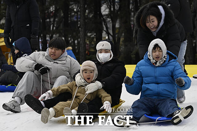 노원구가 2026 노원 눈썰매장 장애인 가족 초청행사를 12일 서울 노원구 서울과학기술대학교 종합운동장에서 개최한 가운데, 참가자들이 눈썰매를 타고 있다. /송호영 기자