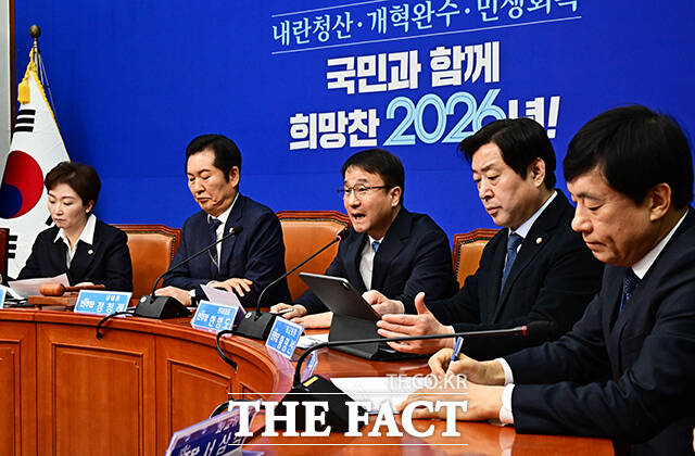 한병도 더불어민주당 신임 원내대표(가운데)가 12일 오전 서울 여의도 국회에서 열린 최고위원회의에 참석해 모두발언을 하고 있다. /국회=배정한 기자