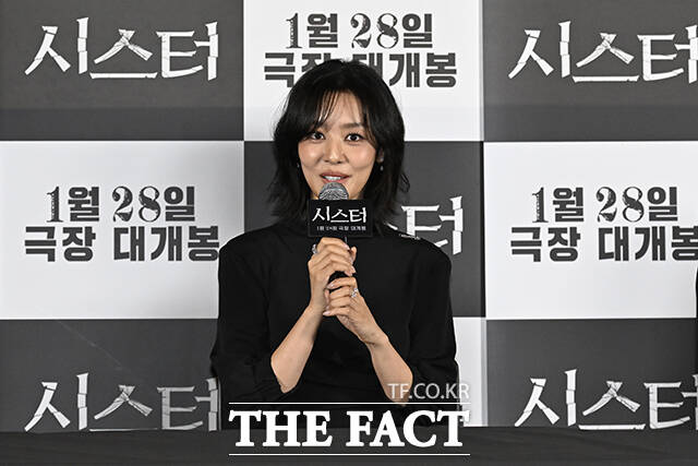 포즈를 취하는 주연 배우 차주영과 이수혁, 정지소.