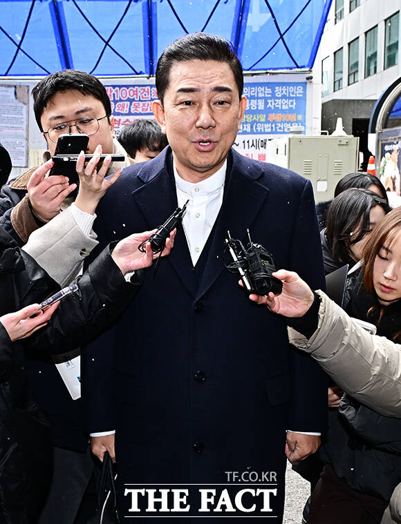 김병기 더불어민주당 전 원내대표가 12일 오후 서울 여의도 중앙당사에서 열린 윤리심판원에 출석하며 취재진의 질의에 답변을 하고 있다. /배정한 기자