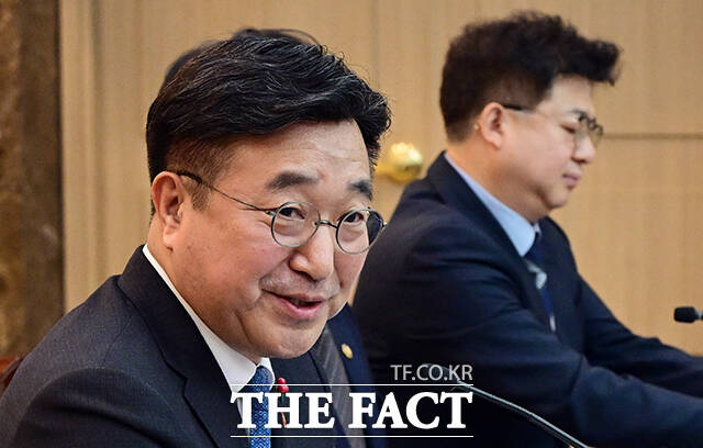 윤호중 행정안전부 장관이 12일 오후 서울 종로구 정부서울청사에서 열린 경찰청 및 산하기관 업무보고에 참석해 모두발언을 하고 있다. /임영무 기자