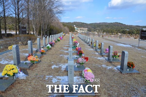 호국보훈기념사업회가 희망나눔제작소와 함께 50여 명의 회원들이 참석한 가운데 11일 2026년 첫 현충원 봉사 및 의사자 묘역 추모 행사를 열었다. /호국보훈기념사업회