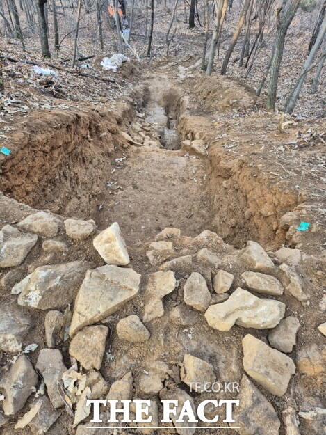 2025년 긴급발굴조사에서 확인된 아산 승계산성 북성벽 발굴 현장 모습. /아산시