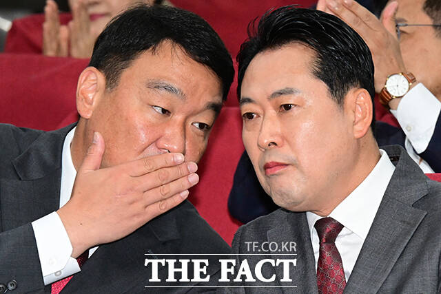 국민의힘이 지난 9~11일 당비를 납부하는 책임당원들을 대상으로 당명 개정 여부를 물은 결과 당명 교체 의견이 우세하게 나타난 것으로 전해졌다. 사진은 국민의힘 정희용(왼쪽) 사무총장과 장동혁 대표. /남윤호 기자