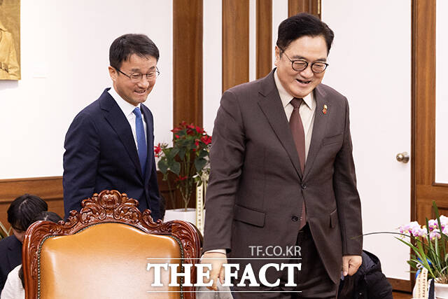 우원식 국회의장(가운데)이 12일 오전 서울 여의도 국회 의장실에서 한병도 더불어민주당 신임 원내대표(왼쪽), 천준호 원내운영수석부대표와 기념촬영을 하고 있다. /국회=배정한 기자