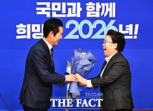 문정복 신임 최고위원에게 꽃다발 전달하는 정청래 더불어민주당 대표.