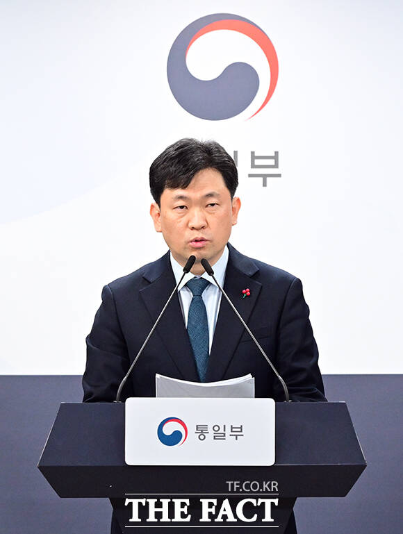 윤민호 통일부 대변인이 12일 오전 서울 종로구 정부서울청사에서 현안 관련 정례브리핑을 하고 있다. /임영무 기자