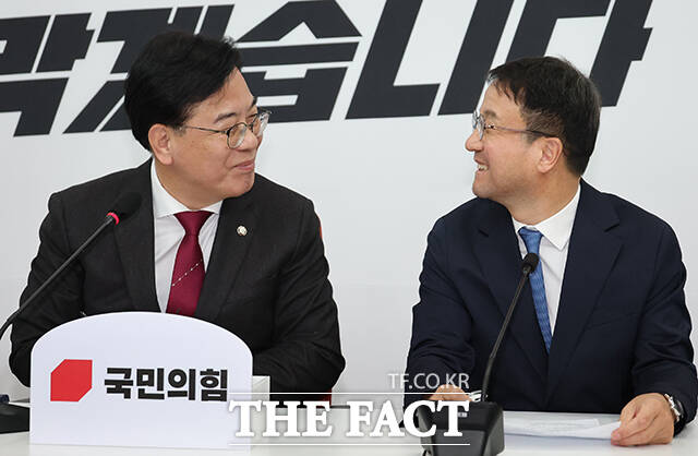 한병도 더불어민주당 신임 원내대표와 송언석 국민의힘 원내대표가 12일 오후 서울 여의도 국회에서 만나 악수를 하고 있다. 왼쪽부터 유상범 국민의힘 원내수석부대표, 송 원내대표, 한 원내대표, 천준호 더불어민주당 원내수석부대표. /국회=배정한 기자