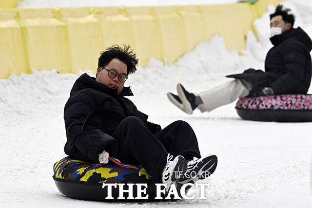 빠르게 눈썰매장을 내려오는 참가자.