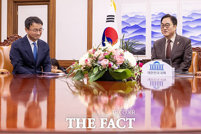 우원식 국회의장(가운데)이 12일 오전 서울 여의도 국회 의장실에서 한병도 더불어민주당 신임 원내대표(왼쪽), 천준호 원내운영수석부대표와 기념촬영을 하고 있다. /국회=배정한 기자