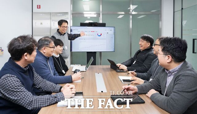 대상그룹 직원들이 빅데이터 분석 플랫폼 DAYS를 활용해 B2B 영업 데이터를 분석하고 있다. /대상그룹