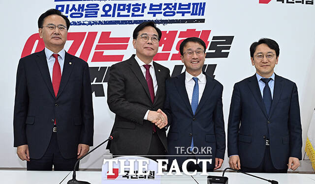 한병도 더불어민주당 신임 원내대표와 송언석 국민의힘 원내대표가 12일 오후 서울 여의도 국회에서 만나 악수를 하고 있다. 왼쪽부터 유상범 국민의힘 원내수석부대표, 송 원내대표, 한 원내대표, 천준호 더불어민주당 원내수석부대표. /국회=배정한 기자