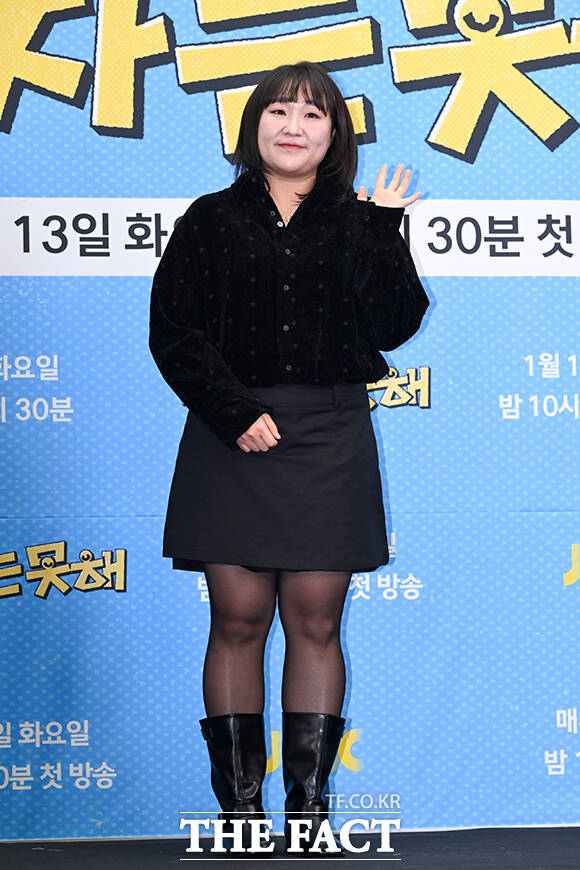 방송인 전현무와 개그우먼 이수지, 배우 이세희, 방송인 추성훈(왼쪽부터)이 12일 오후 서울 마포구 상암 스탠포드 호텔에서 열린 JTBC 신규 예능 ‘혼자는 못 해’ 제작발표회에 참석해 포즈를 취하고 있다. /서예원 기자