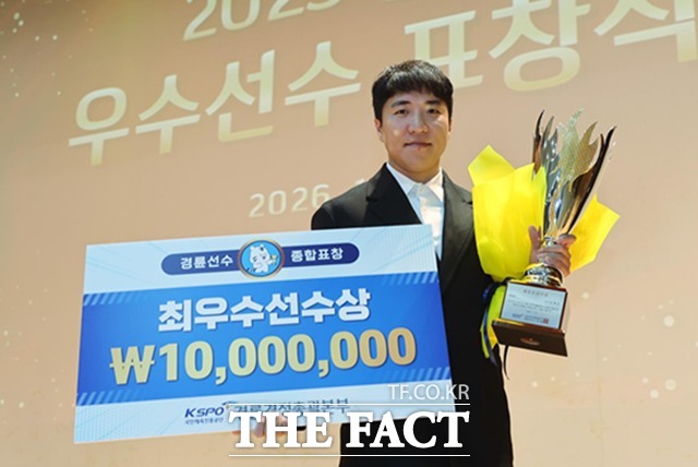 임채빈이 8일 2025 경륜 우수선수 표창 시상식에서 5년 연속으로 경륜을 대표하는 최우수 선수상 수상한 뒤 포즈를 취하고 있다./국민체육진흥공단