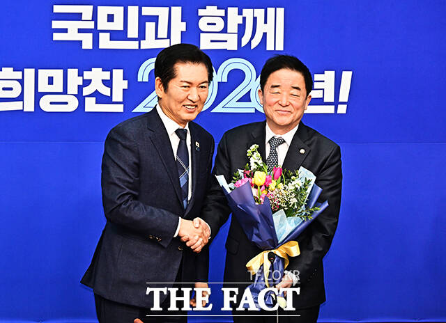 강득구 신임 최고위원회에 꽃다발 건네는 정청래 더불어민주당 대표.