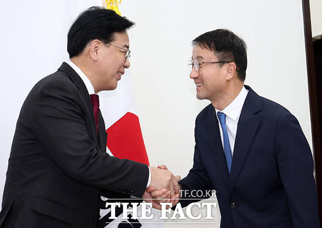 한병도 더불어민주당 신임 원내대표와 송언석 국민의힘 원내대표가 12일 오후 서울 여의도 국회에서 만나 악수를 하고 있다. 왼쪽부터 유상범 국민의힘 원내수석부대표, 송 원내대표, 한 원내대표, 천준호 더불어민주당 원내수석부대표. /국회=배정한 기자