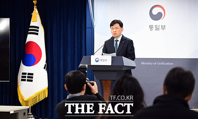 윤민호 통일부 대변인이 12일 오전 서울 종로구 정부서울청사에서 현안 관련 정례브리핑을 하고 있다. /임영무 기자