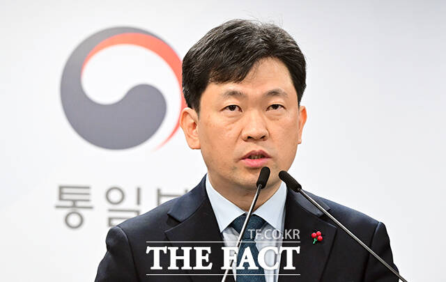 윤민호 통일부 대변인이 12일 오전 서울 종로구 정부서울청사에서 현안 관련 정례브리핑을 하고 있다. /임영무 기자