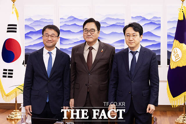 우원식 국회의장(가운데)이 12일 오전 서울 여의도 국회 의장실에서 한병도 더불어민주당 신임 원내대표(왼쪽), 천준호 원내운영수석부대표와 기념촬영을 하고 있다. /국회=배정한 기자