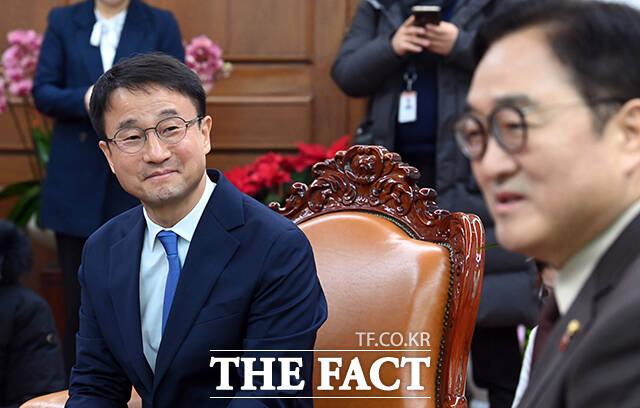 우원식 국회의장(가운데)이 12일 오전 서울 여의도 국회 의장실에서 한병도 더불어민주당 신임 원내대표(왼쪽), 천준호 원내운영수석부대표와 기념촬영을 하고 있다. /국회=배정한 기자