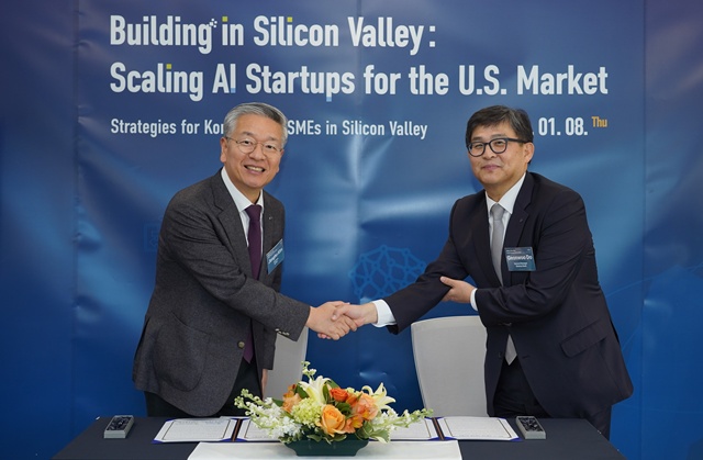 지난 8일(현지시간) 미국 실리콘밸리에 위치한 기술보증기금 실리콘밸리지점에서 도건우 신한은행 미주지역본부장(오른쪽)과 김종호 기술보증기금 이사장이 북미 진출 국내기업 금융지원 확대를 위한 업무협약을 기념하고 사진촬영을 했다. /신한은행