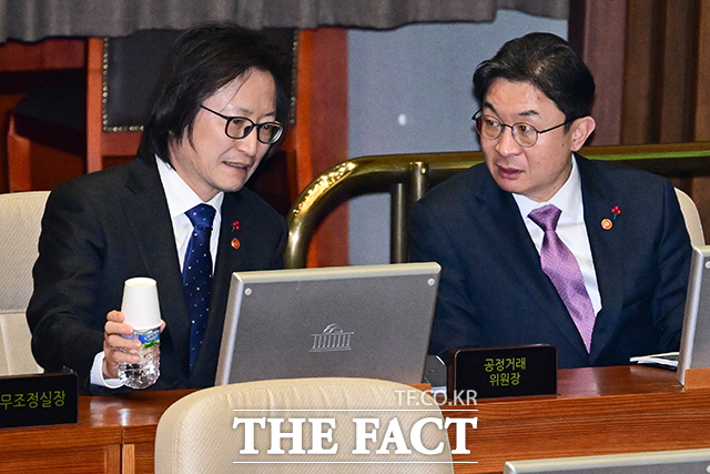 주병기 공정거래위원장(왼쪽)과 이억원 금융위원장이 지난달 9일 오후 서울 여의도 국회에서 열린 본회의에 참석해 대화하고 있다. /남윤호 기자