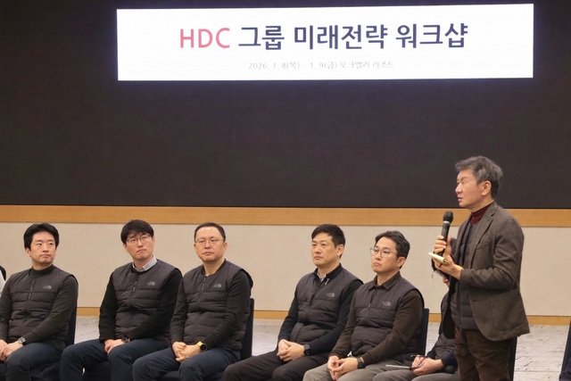 HDC그룹이 지난 8일부터 이틀간 강원도 원주시 오크밸리 리조트에서 2026년도 HDC그룹 미래전략 워크숍을 개최했다. (사진 오른쪽 첫 번째 정몽규 HDC그룹 회장). /HDC그룹