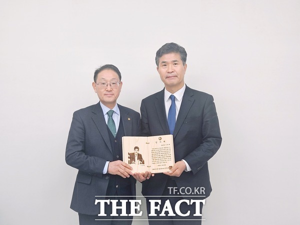 한국산림기술인회 진영문 회장(왼쪽)이 이원택 더불어민주당 의원에게 감사패를 전달하고 기념 촬영을 하고 있다. /한국산림기술인회