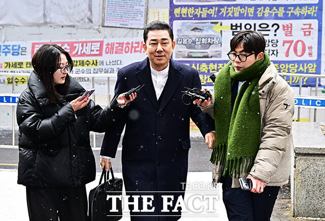 김병기 더불어민주당 전 원내대표가 12일 오후 서울 여의도 중앙당사에서 열린 윤리심판원에 출석하며 취재진의 질의에 답변을 하고 있다. /배정한 기자