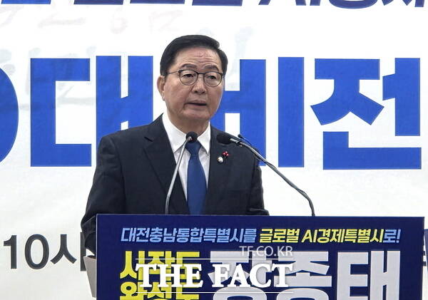 대전·충남 통합시장 출마를 선언한 장종태 더불어민주당 의원이 12일 충남도청에서 글로벌 AI 경제특별시 10대 비전을 발표하고 있다. /노경완 기자