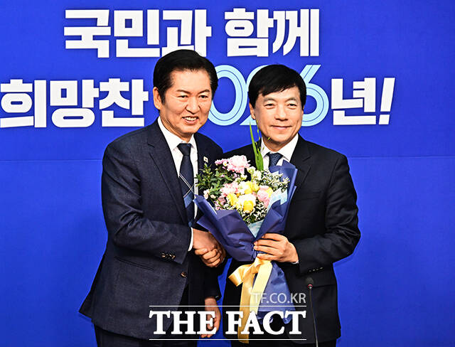 이성윤 신임 최고위원에게 꽃다발 건네는 정청래 더불어민주당 대표.