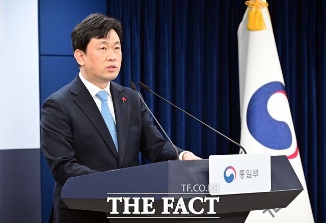 윤민호 통일부 대변인은 12일 정부서울청사에서 열린 정례브리핑에서 북한의 한국발 무인기 침투 주장과 관련한 향후 대응 방향에 대해 남북 간 긴장 완화와 신뢰 조성을 위한 노력을 계속해 나갈 계획이라고 밝혔다. /임영무 기자