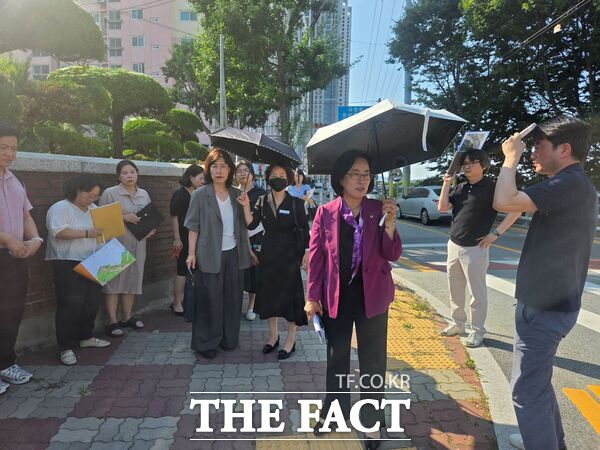 박주화 대전시의회 의원이 추진한 하상도로 직선화 사업이 본격 진행되면서 선화초, 대전여자상업고 학생들의 안전한 통학권이 확보됐다. 지난해 7월 선화초 앞 도로 일원 및 하상도로 현장 점검 모습. /박주화 의원