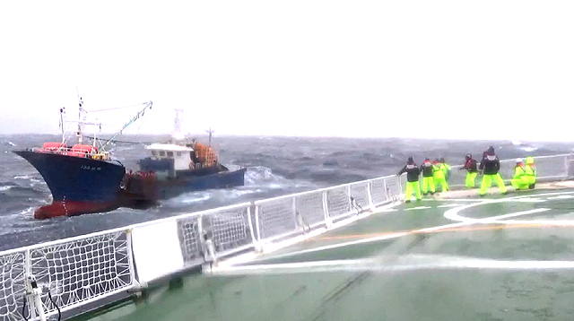 동해해경청이 악천후 속 어선을 예인하고 있다. /동해해경청