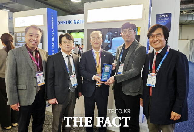 왼쪽부터 이동헌 전북대 부총장, 양종철 전북대병원장, 양오봉 전북대 총장, 김기욱 교수, 고명환 교수. /전북대학교