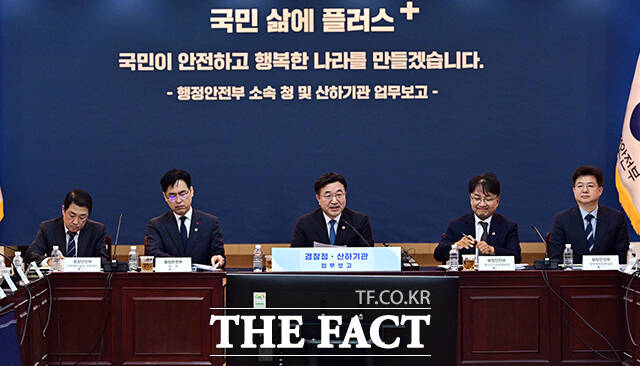 윤호중 행정안전부 장관이 12일 오후 서울 종로구 정부서울청사에서 열린 경찰청 및 산하기관 업무보고에 참석해 모두발언을 하고 있다. /임영무 기자