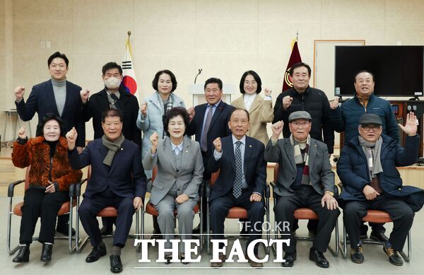 대전시 동구의회 오관영 의장을 비롯한 강정규 부의장, 박철용 운영위원장, 김영희 기획행정위원장, 이지현 도시복지위원장 등 의장단이 2026년 병오년 새해를 맞아 12일 대한노인회 동구지회를 방문했다. /대전시 동구의회
