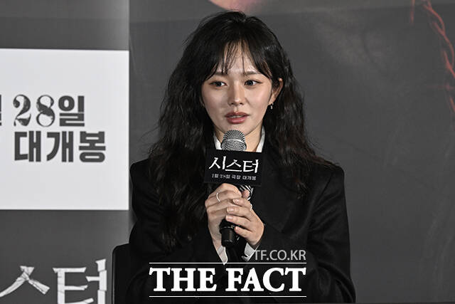 포즈를 취하는 주연 배우 차주영과 이수혁, 정지소.