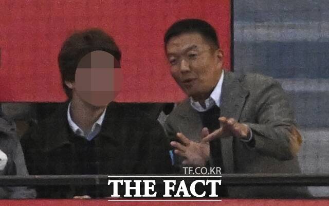 LG가(家) 사위 윤관 블루런벤처스 대표가 지난해 3월 서울 송파구 잠실야구장에서 열린 2025 KBO리그 한화 이글스와 LG 트윈스의 경기를 관람하며 관계자와 대화하고 있다. /박헌우 기자