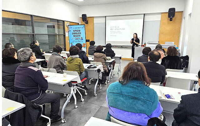 영주시가 관광 종사자와 영주시민 등 20명이 참여한 가운데 지역문화관광 도슨트 양성 교육을 하고 있다. /영주시