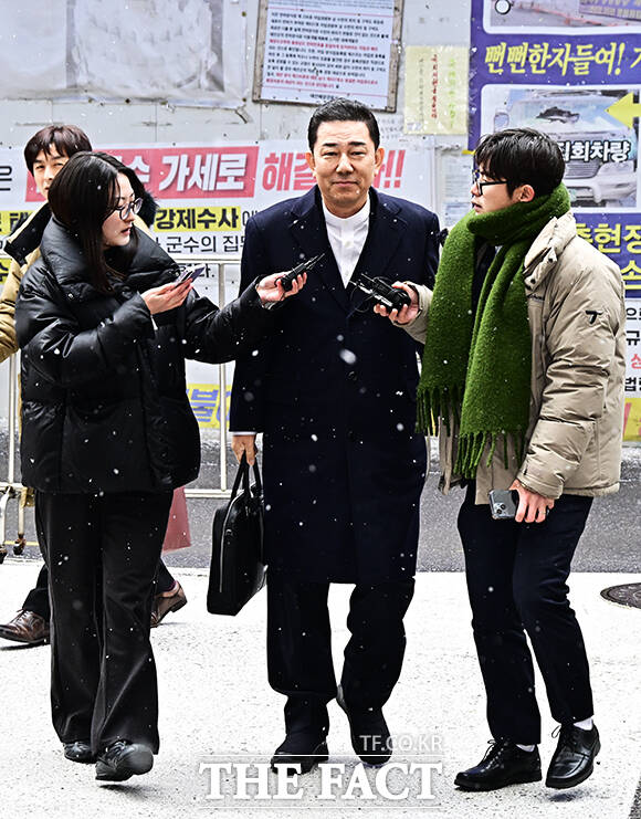 김병기 더불어민주당 전 원내대표가 12일 오후 서울 여의도 중앙당사에서 열린 윤리심판원에 출석하며 취재진의 질의에 답변을 하고 있다. /배정한 기자