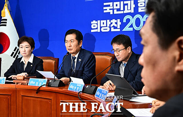 정청래 더불어민주당 대표가 12일 오전 서울 여의도 국회에서 열린 최고위원회의에 참석해 모두발언을 하고 있다. /국회=배정한 기자