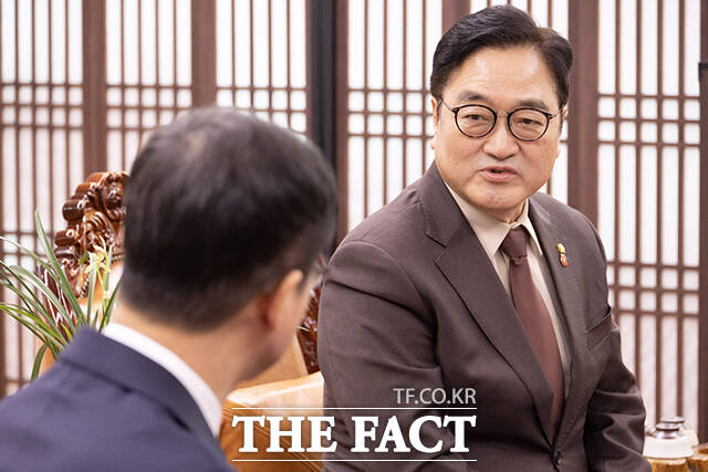 우원식 국회의장(가운데)이 12일 오전 서울 여의도 국회 의장실에서 한병도 더불어민주당 신임 원내대표(왼쪽), 천준호 원내운영수석부대표와 기념촬영을 하고 있다. /국회=배정한 기자